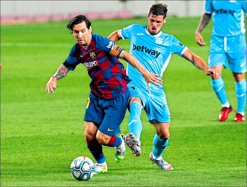 爱德华兹半场12分4失误，兰德尔10中5拿到14分