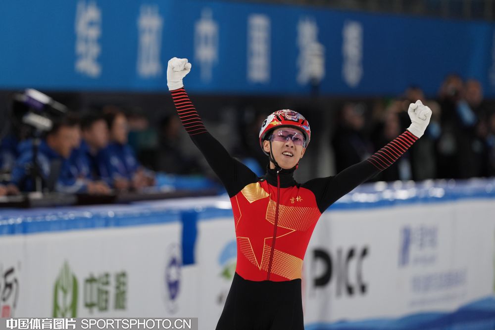 杜兰特关键三分点燃全场